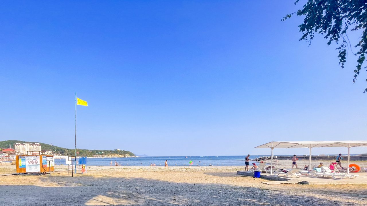 Оборудованный пляж с теневым навесом, шезлонгами, Отель Morein Resort Hotel