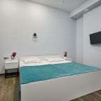 Студио (Студия с мини кухней, с фальш-окном.), Отель Театральный