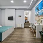 Студио (Студия с мини кухней, с фальш-окном.), Отель Театральный