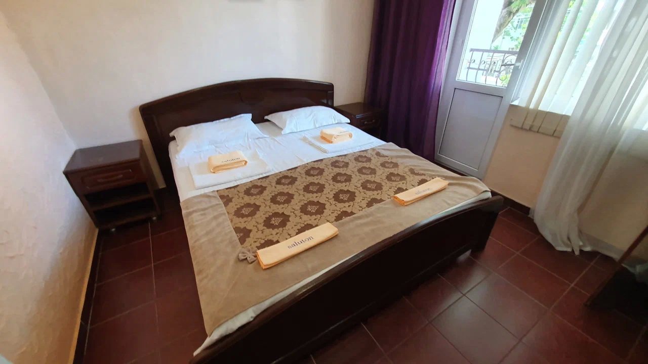 Двухместный (Улучшенный номер с двуспальной кроватью (3,6,14,15) гостевого дома Салютон, Дивноморское