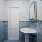 Трёхместный и более (Стандарт 3 местный с балконом (вид на стену соседнего здания)), Гостевой дом Жемчужина Сочи