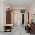 Трёхместный и более (Трёхместная комната с одной двуспальной и односпальной кроватями), Гостевой дом Чайка