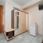 Трёхместный и более (Трёхместная комната с одной двуспальной и односпальной кроватями), Гостевой дом Чайка
