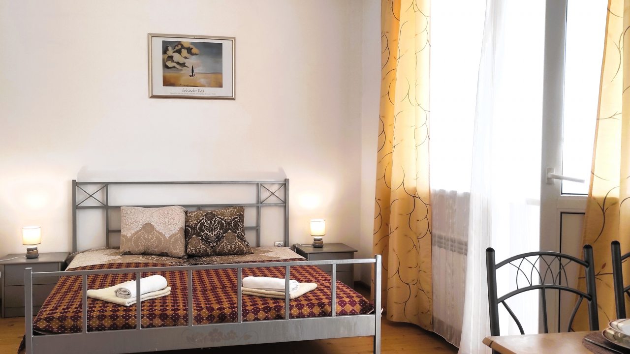 Семейный (Квартира с кухней-гостиной и изолированной спальней (евродвушка)) гостевого дома Вилла Эльвика, Заозерное, Крым