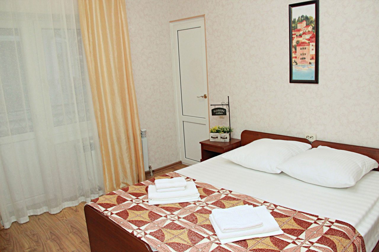 Двухместный (Стандарт с балконом 2-х местный) гостевого дома Доступно уютно, Сочи