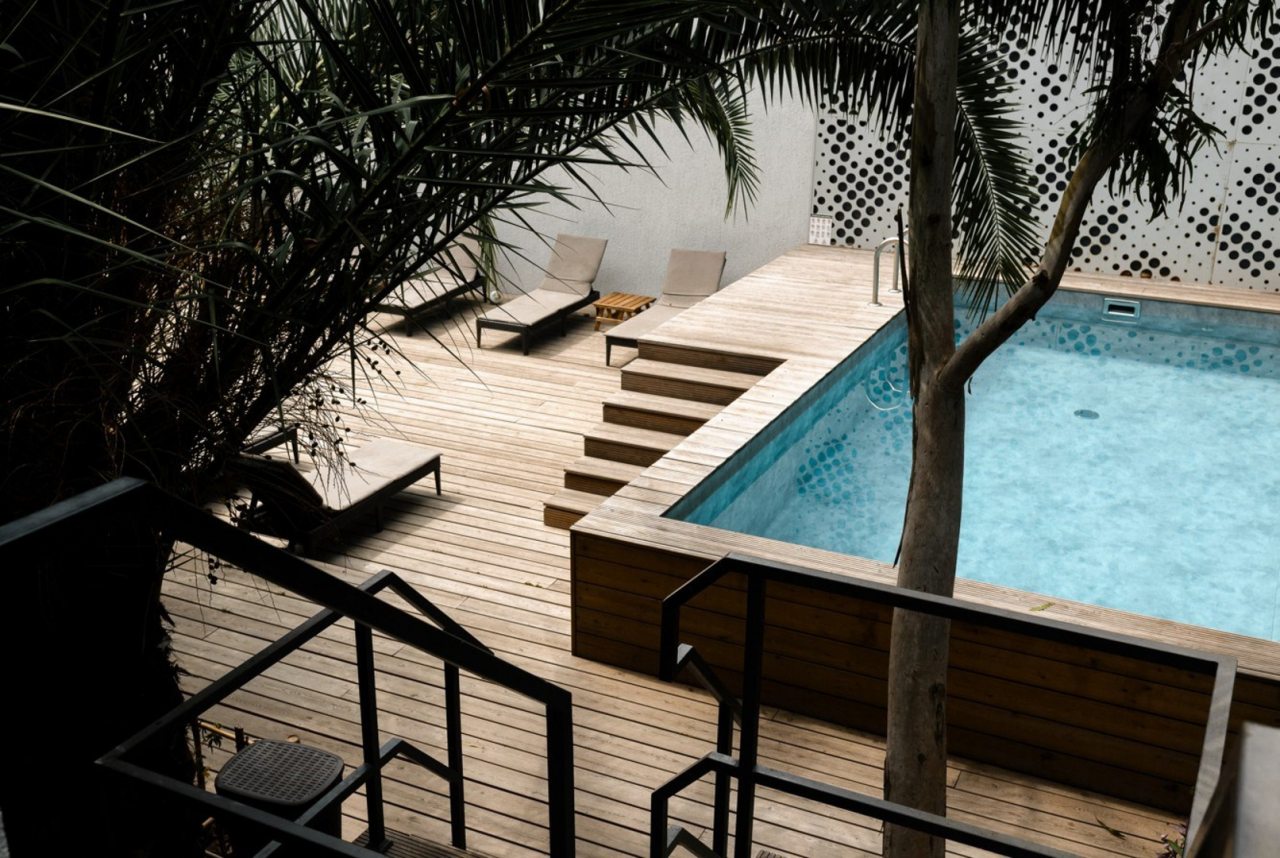 Внутренний двор с террасой и бассейном