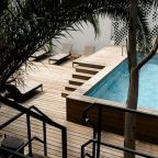 Внутренний двор с террасой и бассейном