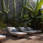 Шезлонги на террасе