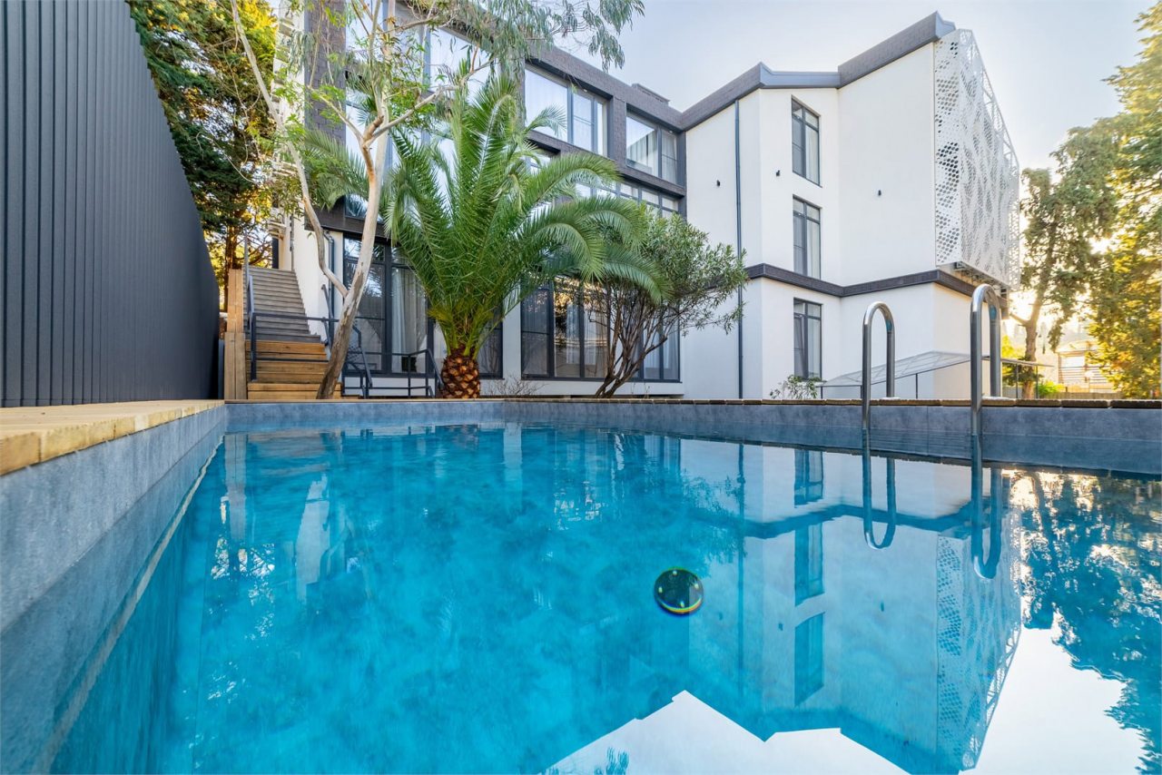 Открытый бассейн с подогревом