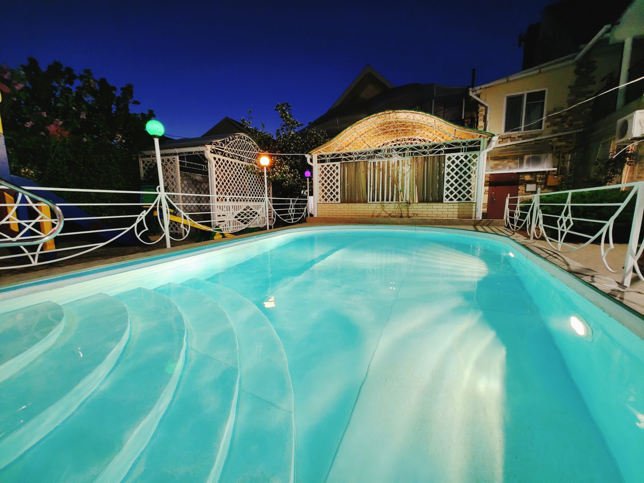 Гостевые дома в Анапе с бассейном , доступные цены на варианты отдыха в Анапе с бассейном