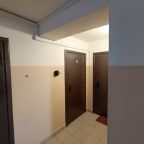 С левой стороны мини сейф для дистанционного  заселения