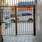 Гостевой вход через арку, домофоны на калитке