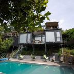Подвесное кресло-капля, Отель Grey House