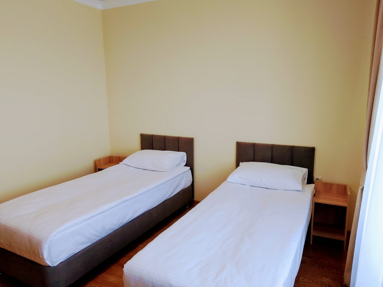 Двухместный (Двухместный номер с двумя кроватями и балконом) мини-отеля Парацельс, Владикавказ