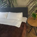 Люкс (Варшавка Люкс), Апарт-отель Варшавка 125