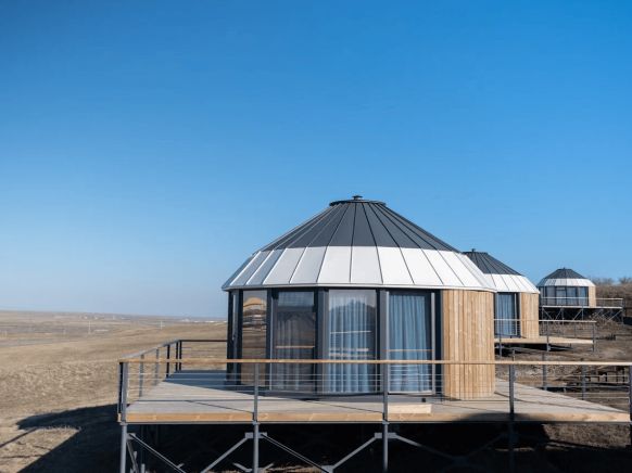 Глэмпинг Хотон, Элиста