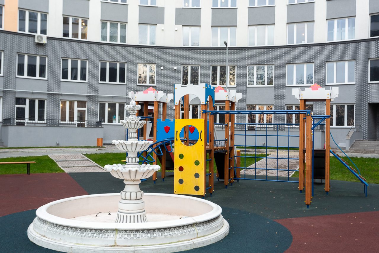 Детская площадка, Апартаменты Suffix в центре города на Галицкого