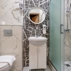 Ванная комната с душевой в номере