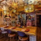 Разрешено проведение мероприятий, Отель Villa Mr. Pinky