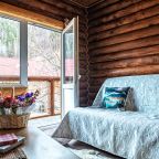 Четырехместный (Семейный двухкомнатный номер с балконом и телевизором), База отдыха Шале в горах Алтая