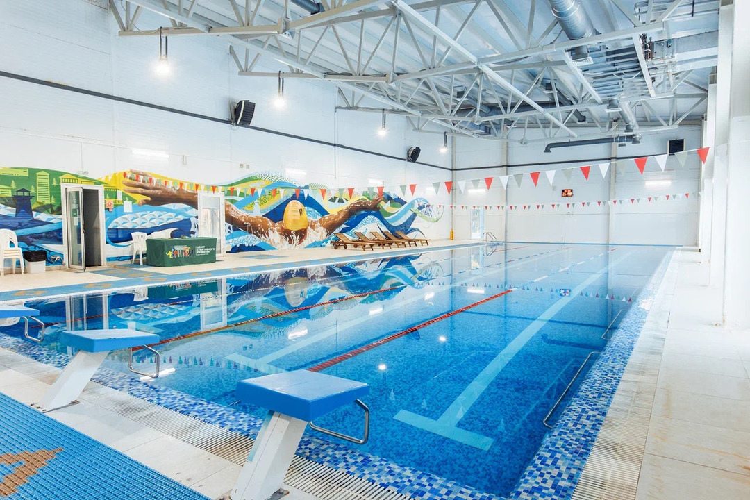 Профессиональный бассейн — для желающих размеренно поплавать или устроить полноценную тренировку на воде.  25 метров, 4 дорожки, душевые, просторные раздевалки.