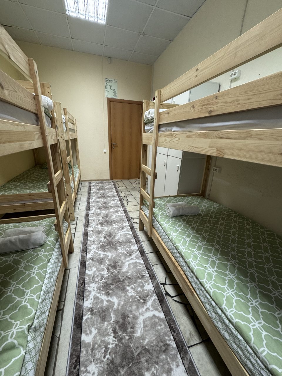 Шестиместный (Шестиместный номер с двухъярусными кроварями 206) хостела Уютный дом Казань