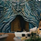 Камин в зале ресторана