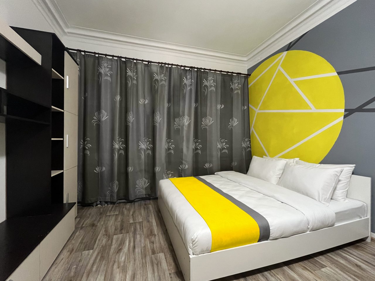 Трехместный (Номер с большой кроватью, диваном и общим с/у на этаже) мини-отеля Как Дома, Санкт-Петербург