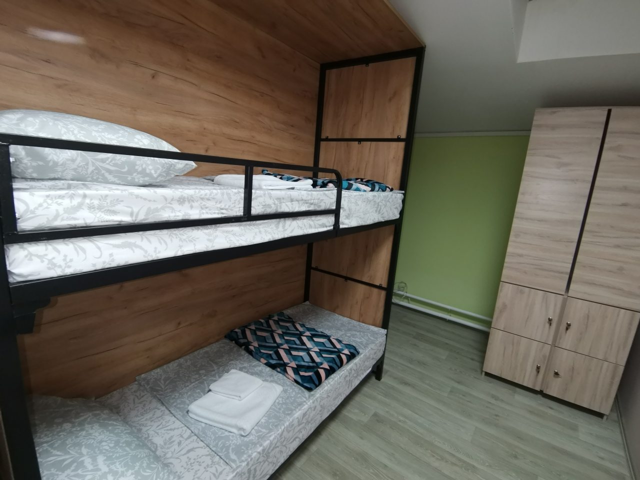 Восьмиместный (Капсульная кровать в мужском номере) хостела Точка Байкала, Иркутск