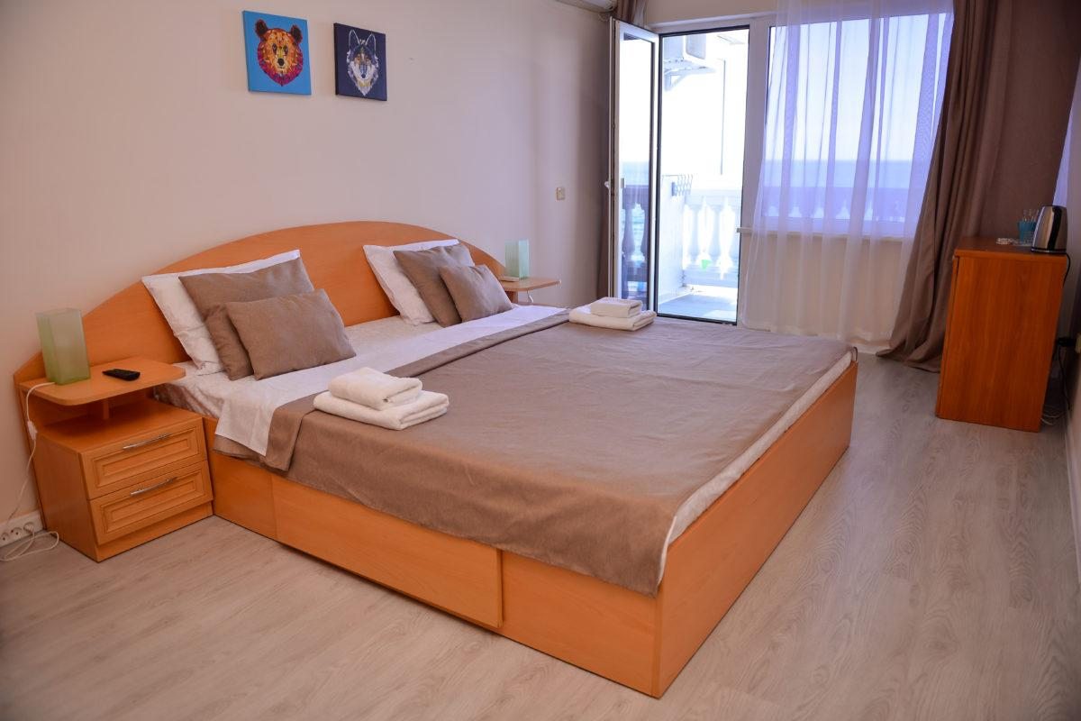 Двухместный (Полулюкс с одной двуспальной кроватью с балконом и видом на море) мини-отеля SohoHotel, Утес, Крым