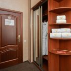 полотенца, фен, туалетные принадлежности, тапочки
