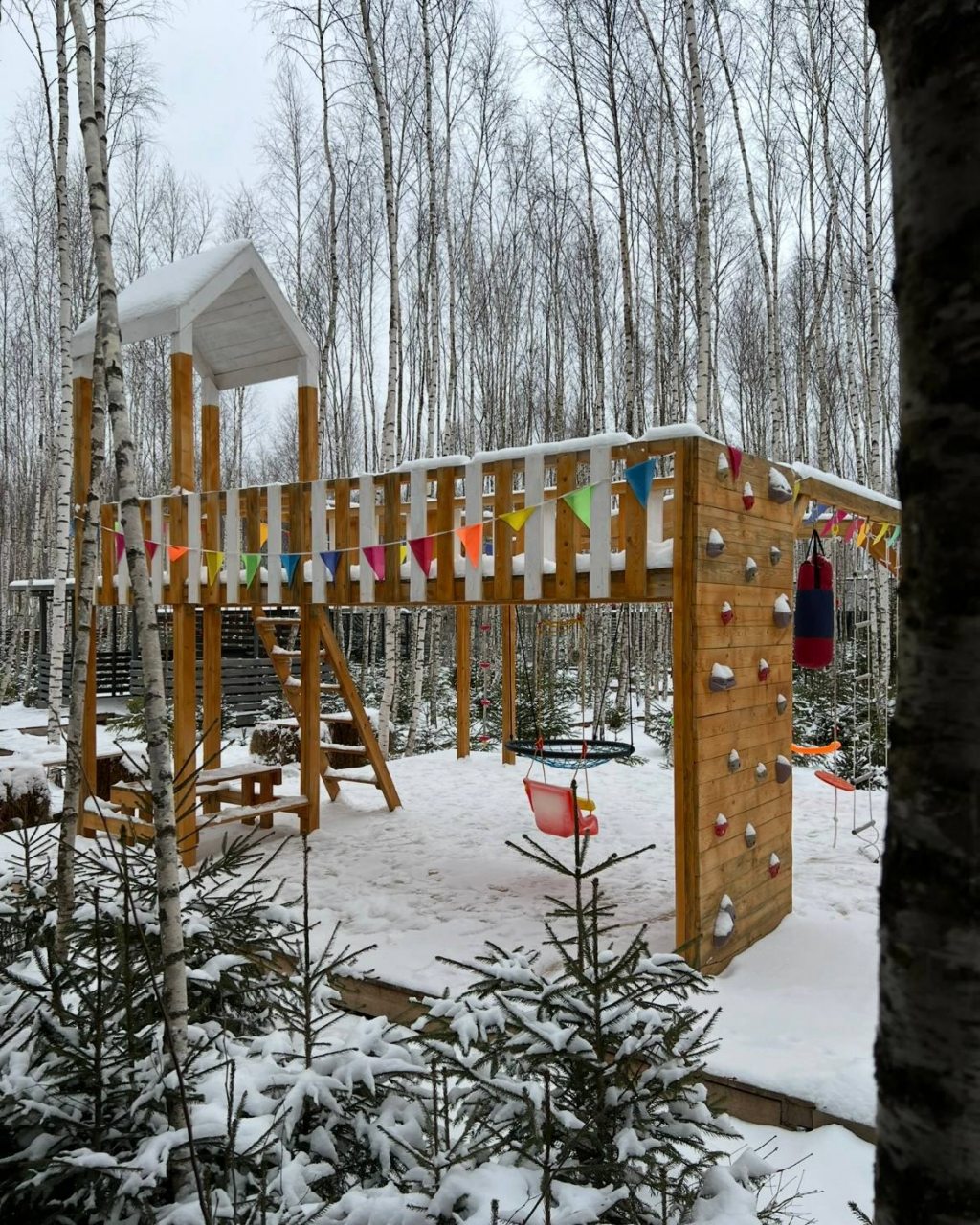 Коттедж (Дом у детской площадки с 2 спальнями, беседкой и мангалом.), Гостевой дом МЫ Дома в Шелково