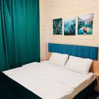 Коттедж (Дом у детской площадки с 2 спальнями, беседкой и мангалом.), Гостевой дом МЫ Дома в Шелково