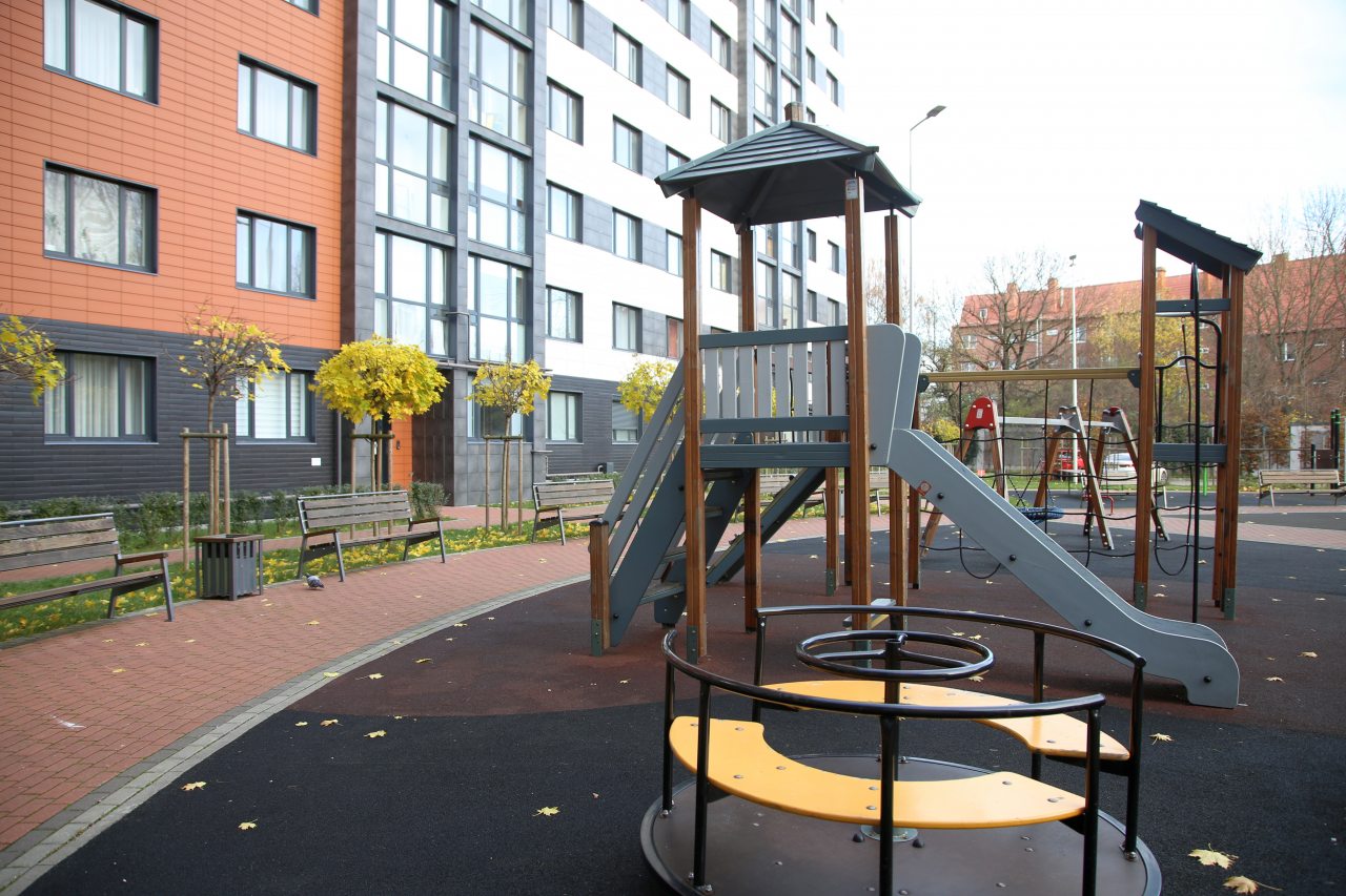 Детская площадка, Апартаменты Моне в самом центре города Калининграда