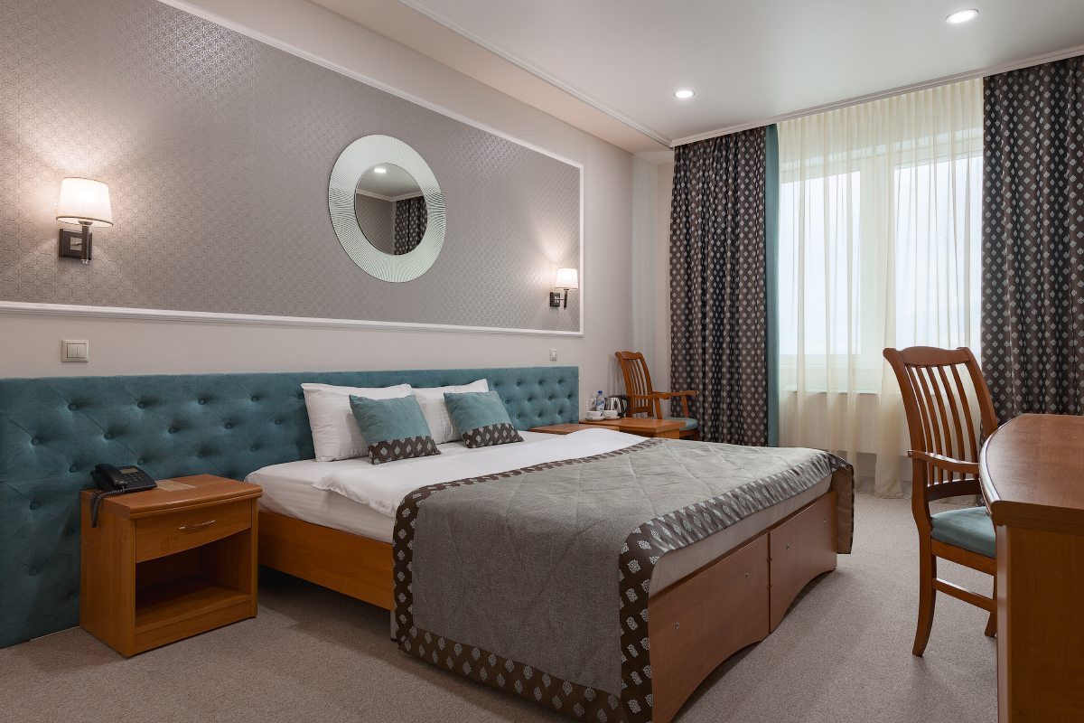 S номера 23-25 кв.м. Кровать 180*200 или две кровати 90*200.