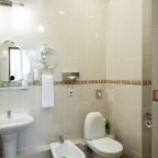 В ванной косметические принадлежности, халат, тапочки,фен.