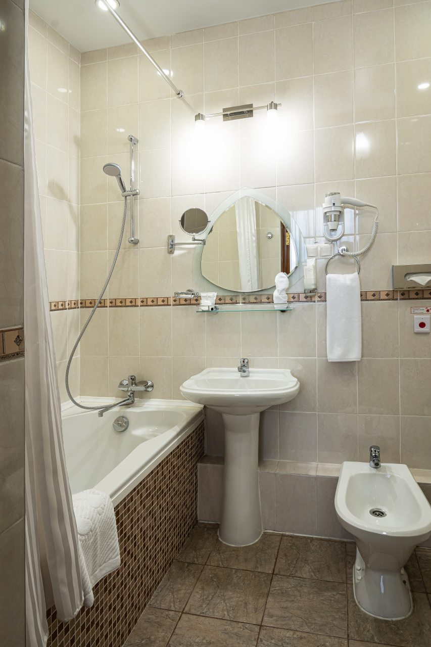 В ванной косметические принадлежности, халат, тапочки, фен