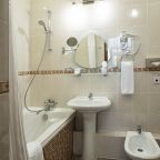 Имеются косметические принадлежности,халат,тапочки, фен,биде