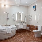 Косметические принадлежности, халат, тапочки, биде, джакузи.