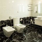 Косметические принадлежности, халат, тапочки, биде, джакузи.