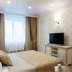 Площадь номера 50кв.м.,кровать 180*205, 2 комнаты.