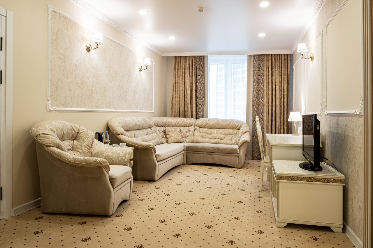 Площадь номера 50кв.м. Кровать 160*200. 2 комнаты и прихожая