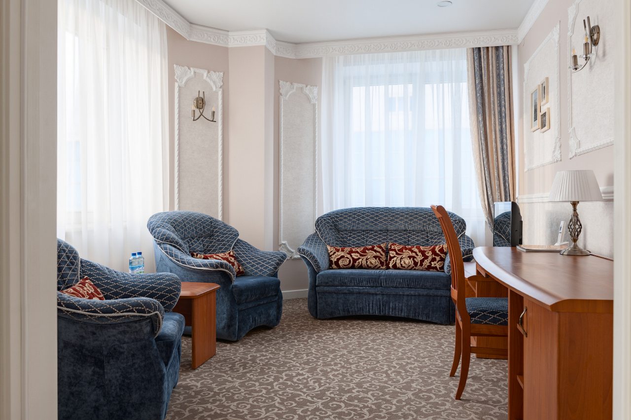 Площадь номера 50кв.м. Кровать 160*200. 2 комнаты и прихожая