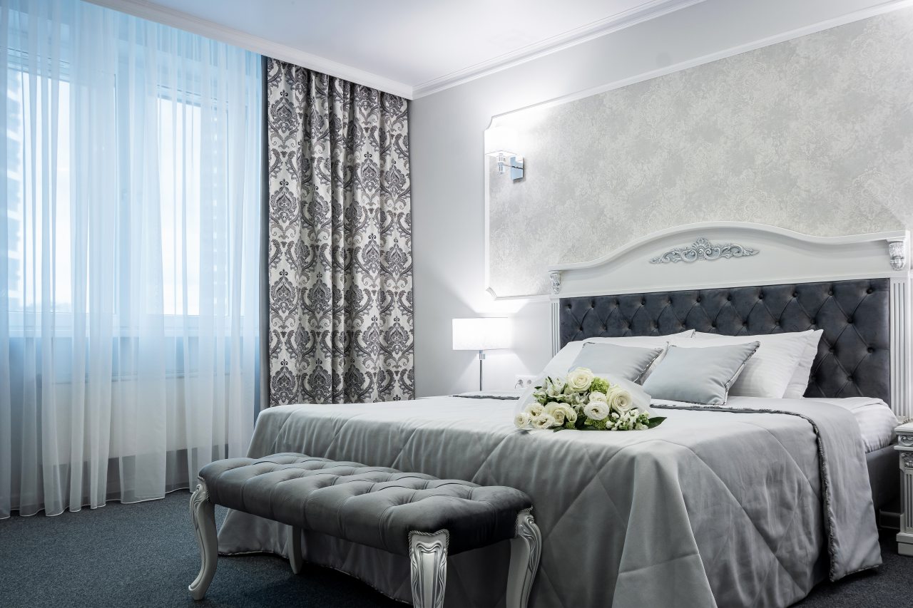 Площадь номера 50кв.м.,кровать 180*205, 2 комнаты.