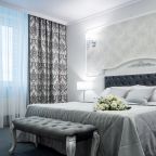 Площадь номера 50кв.м.,кровать 180*205, 2 комнаты.