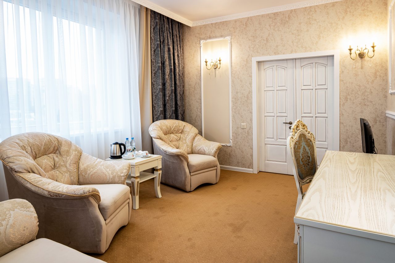 Площадь номера 50кв.м.,кровать 180*205, 2 комнаты.