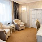 Площадь номера 50кв.м.,кровать 180*205, 2 комнаты.