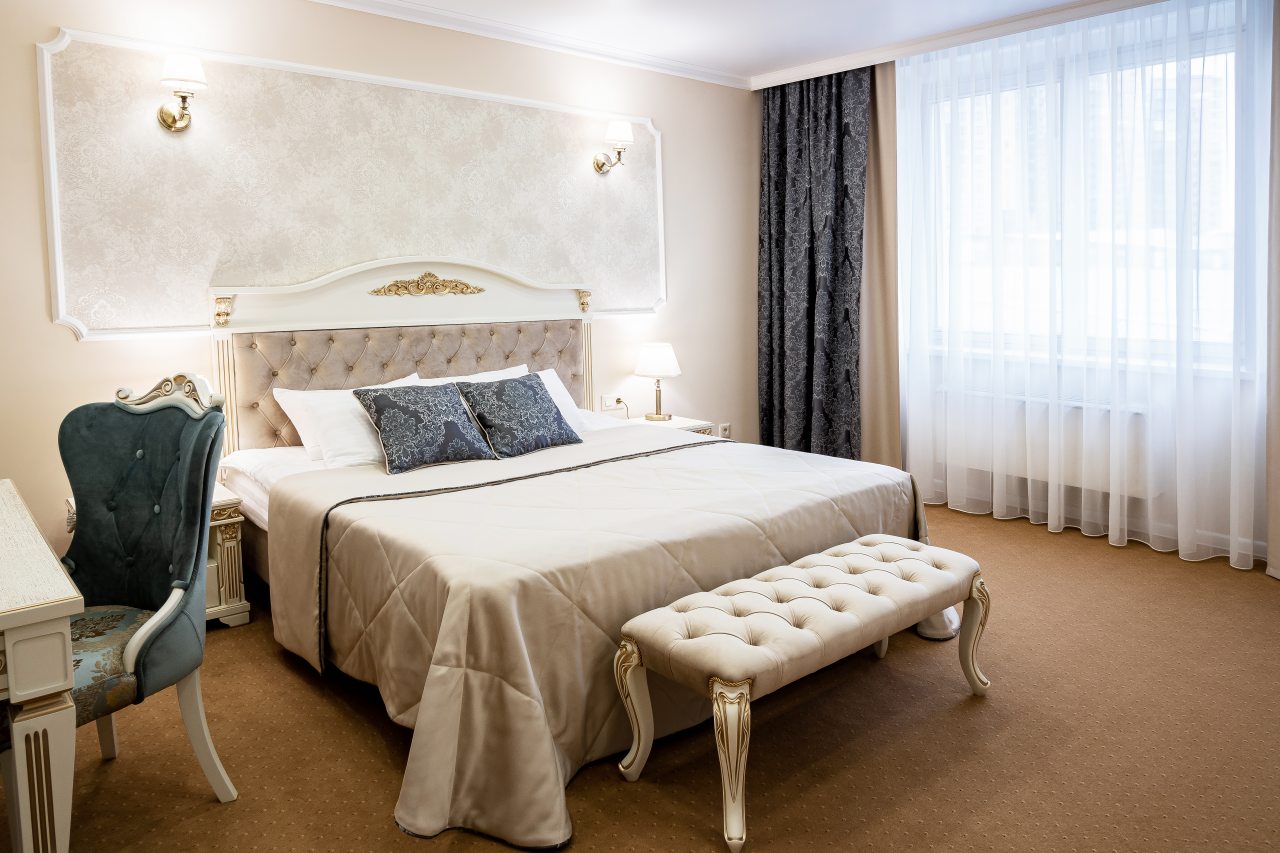 Площадь номера 50кв.м.,кровать 180*205, 2 комнаты.