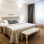 Площадь номера 50кв.м.,кровать 180*205, 2 комнаты.