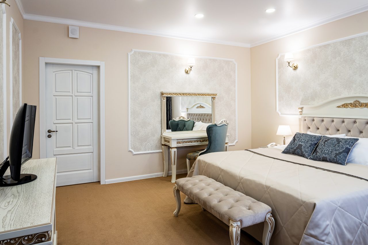 Площадь номера 50кв.м.,кровать 180*205, 2 комнаты.